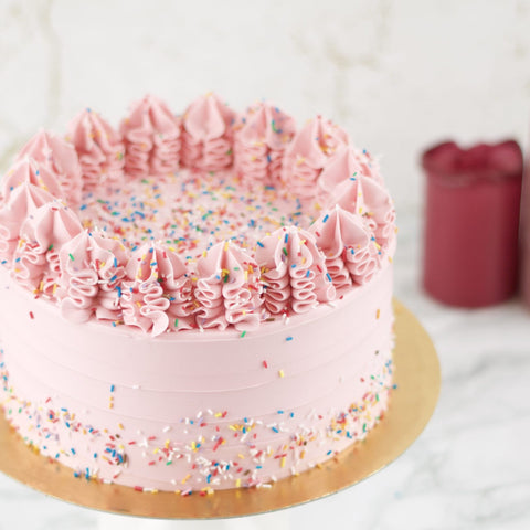 Roze taart met heel veel gekleurde sprinkles