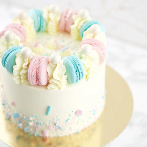 boy or girl taart met roze en blauwe macarons en sprinkles