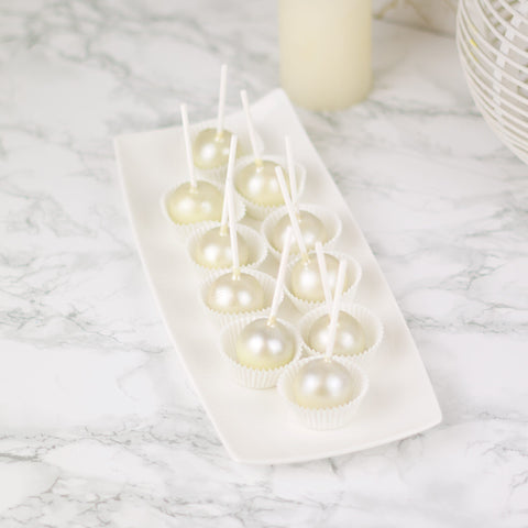 Cakebolletjes gedipt in witte chocolade en afgewerkt met zilveren dust