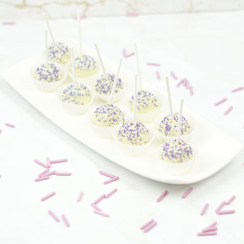 Cakepops met lila chocolade en paarse sprinkles op witte schaal