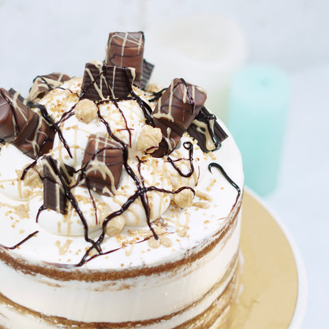 bueno chocolade hazelnoot taart met Kinder Bueno, hazelnoten en chocolade drizzle