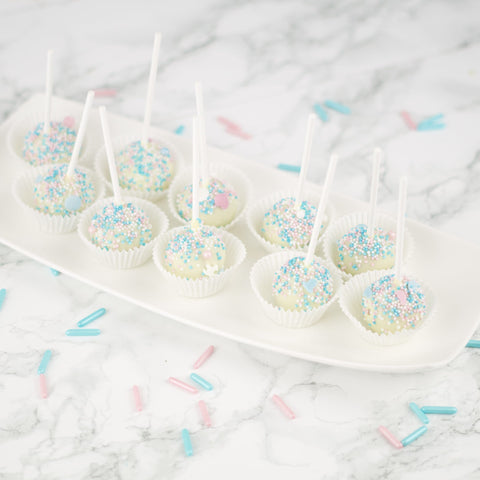 Cakepops, wit gedipt met blauwe en roze sprinkles voor babyshower en gender reveal feest
