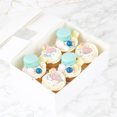 Cupcakes met blauwe macarons en een vrolijke flamingo