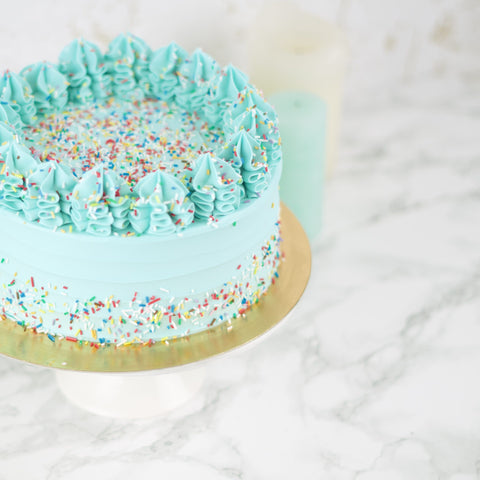 blue sprinkle birthday cake met kleurrijke sprinkles en blauwe toefjes