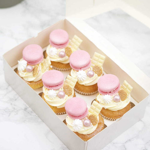 Roze Cupcakes versierd met een macaron en chocolade